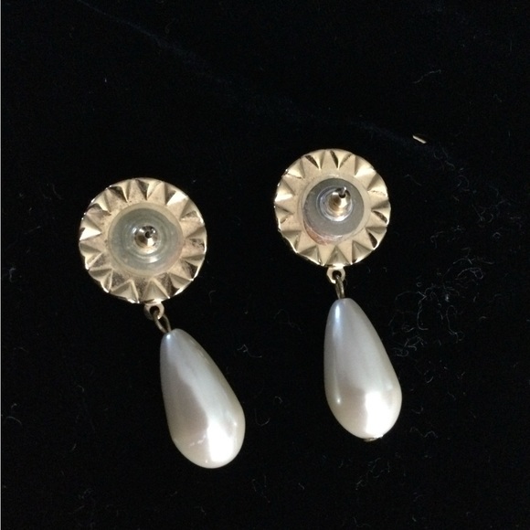 Beautiful Gold Pearl Drop  Earrings - Picture 2 of 4